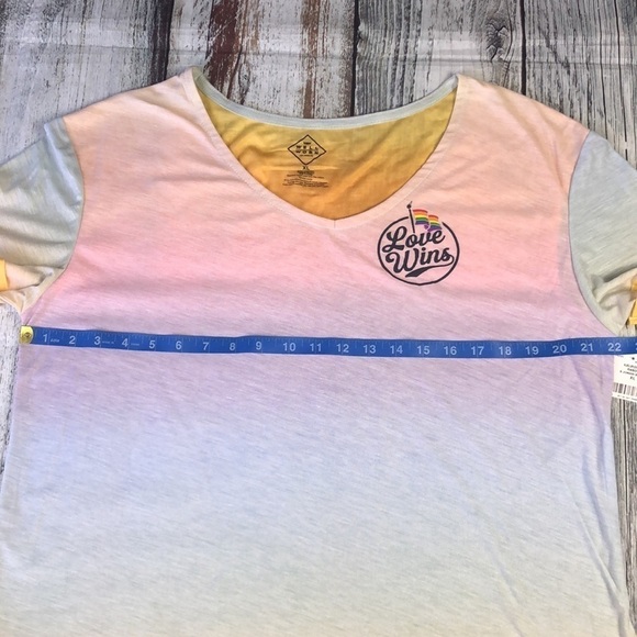 WELL WORN V-Neck Multi-Color T-shirt Size XL - Picture 3 of 7